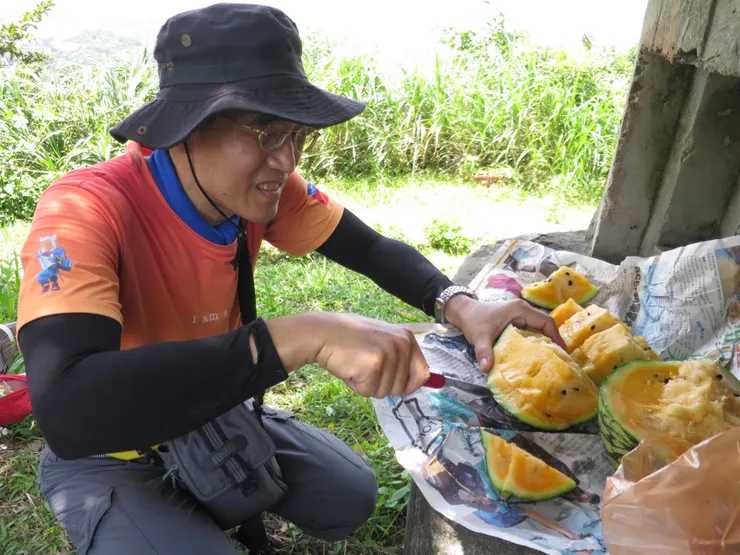 ▲本隊神人拿出小玉西瓜，讓大伙大快朵頤（感謝老大負重帶著可樂西瓜前行，讓大夥享受一路消暑登高望海的歲月靜好）