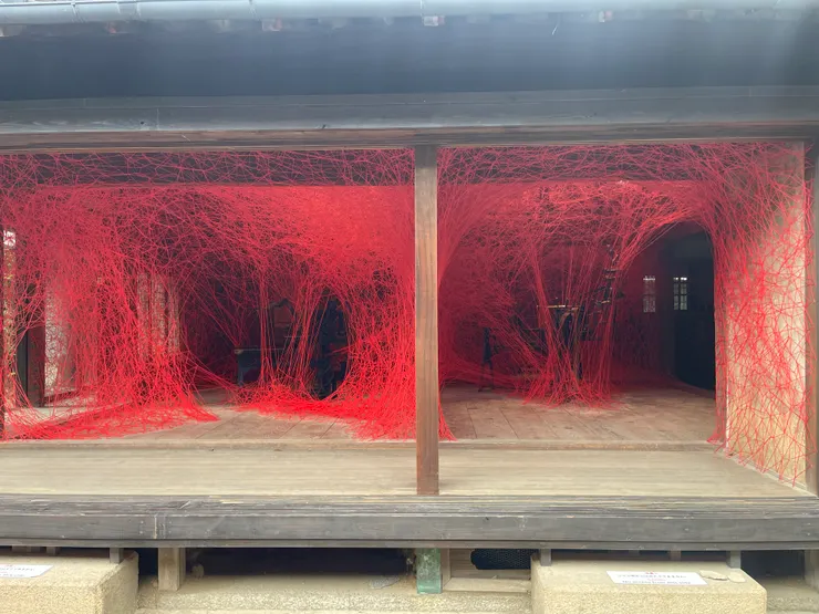 日本藝術家塩田千春的「線の記憶」