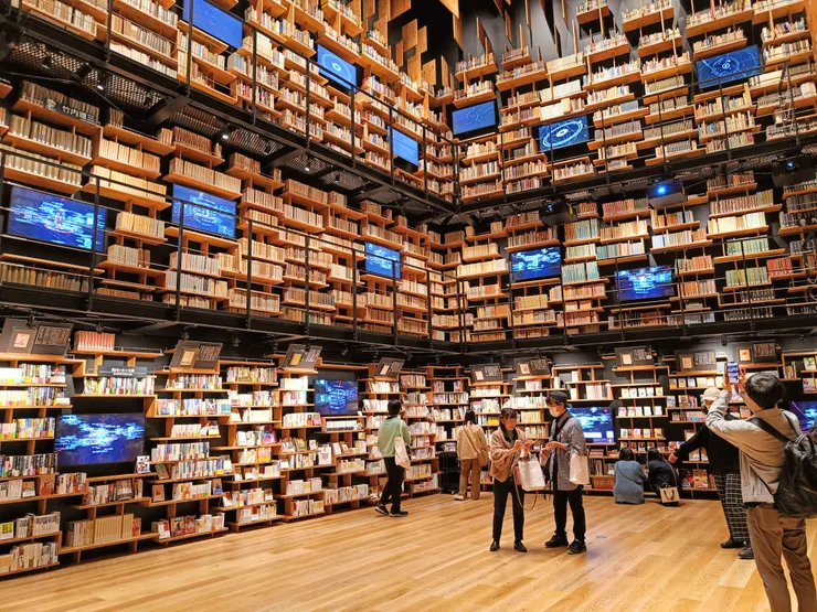 360度的巨型書牆，實在太過壯觀