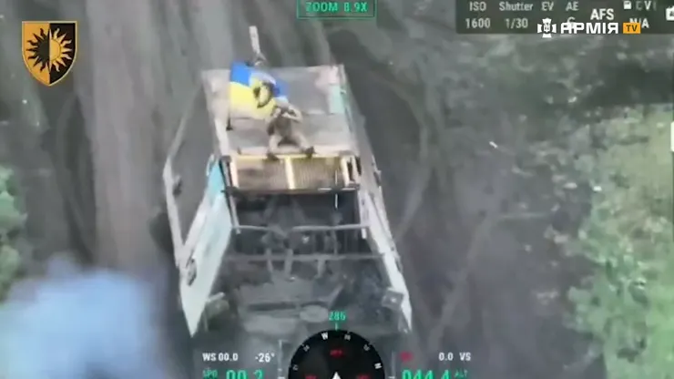 烏克蘭軍隊在戰場上將龜甲坦克與車組員俘虜、簡易修復後開走。(畫面來源：Армія TV)