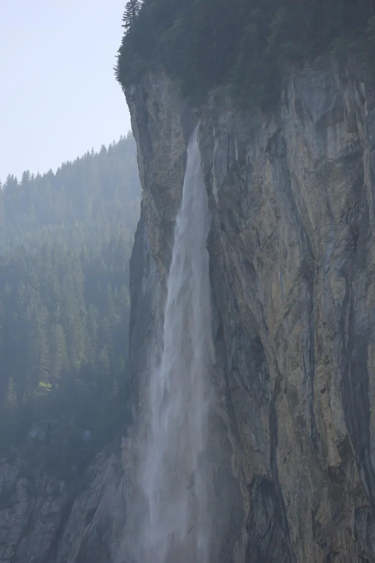 奔流的水聲在峽谷間迴盪，像是山脈的脈搏，在每一次呼吸中鮮活跳動。