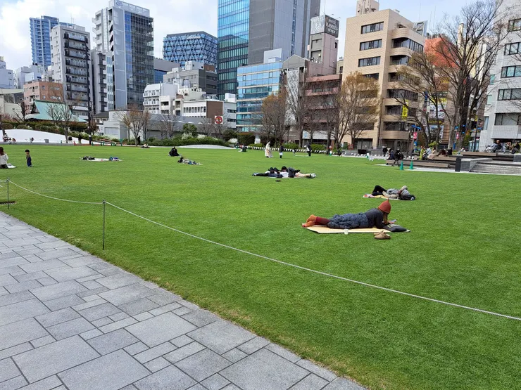 在人潮擁擠的池袋，找到放鬆做自己的所在