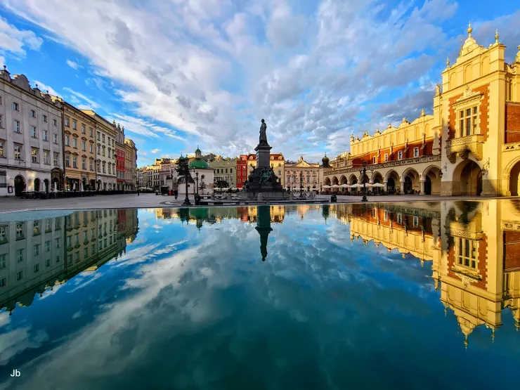 【腦海漾著克拉科夫最後的晨光！真的被我等到美麗的晨光，且能利用昨夜雨後的積水拍倒影。】