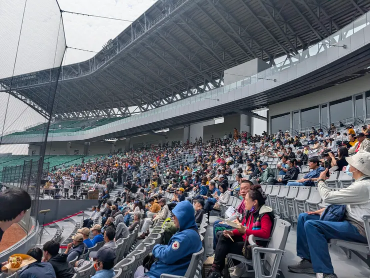 右側啦啦隊主場區滿滿的人