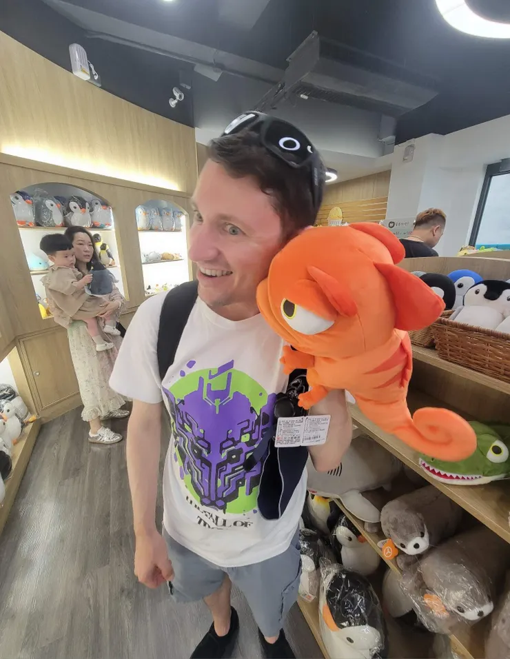 這位先生，您的行為已引起注目了