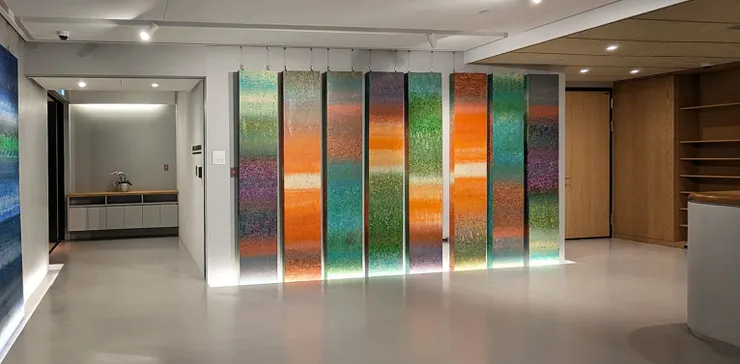 積吶虹光，〈森〉，2019年，壓克力顏料、紙，420 X 244 cm。在這片森中，生機勃勃，如野花點綴在草地上，釋放出淡淡的芬芳；空間地面凹陷處如小溪潺潺流淌，清澈見底，樹影婆娑地映照在水面上，巧妙構成一幅與空間結合的自然之森。