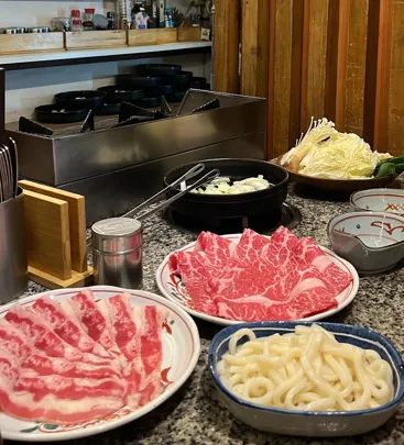 我們這次點的餐點是 520💰美國牛小排壽喜燒、420💰美國牛培根壽喜燒