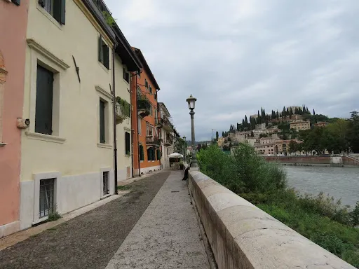 在河岸與古老房子間,是安靜的步道