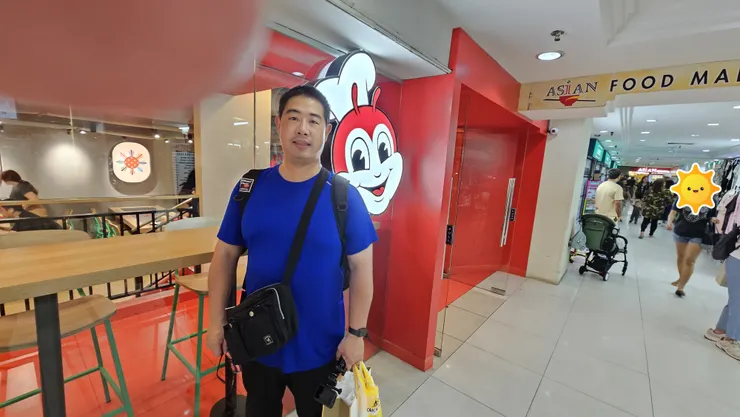 我在快樂蜂速食店的門口!老爸的手不小心遮到鏡頭了!