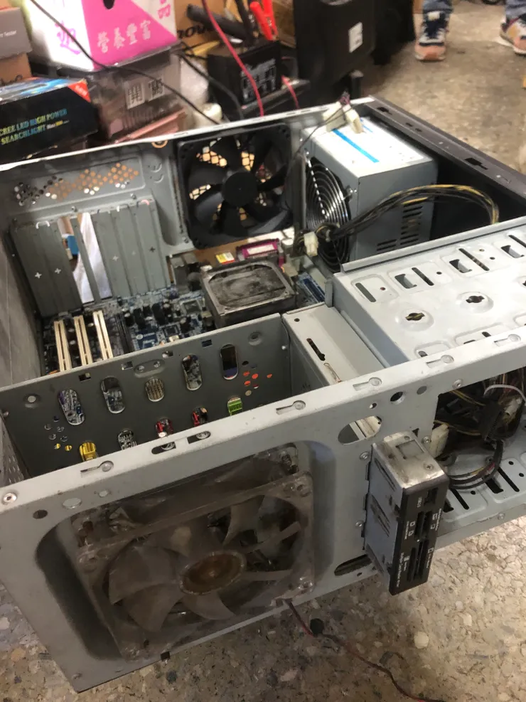 滿滿的灰塵就不用說了，前置風扇早已卡死。