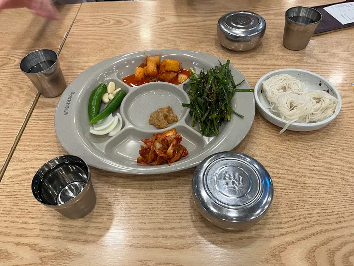 小菜和麵和飯。小菜可以無限續，其中有看到韓國人在自助小菜區大把大把的撈蒜頭真的超級勁爆！
