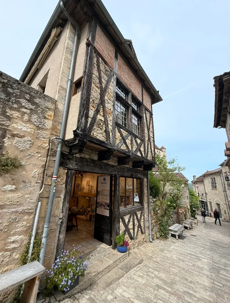 小村𥚃到處都是有特色的商店