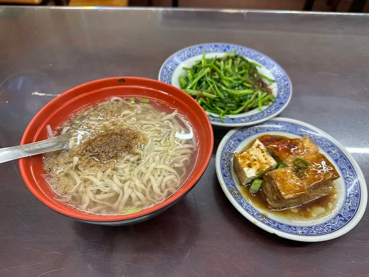 肉羹麵及小菜（圖片截圖於網路）