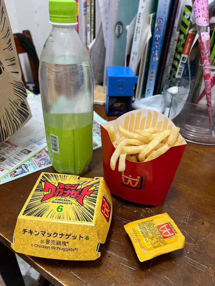 辣味麥克雞塊和期間限定的辣味沾醬。