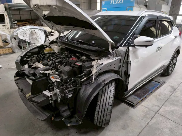 車輛引擎蓋打開前葉子板拆除進行鈑金施工