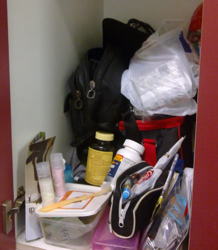 到澳洲才知道保健食品比台灣便宜,怕生病的我從台灣帶了一堆過來...白色塑膠袋是好吃又便宜的印尼泡麵米溝輪,聽說有背包客為了省錢,天天吃,最後洗腎了! 背包客流傳著一個傳說,那好吃調味料的秘密,就是用...化妝品原料。