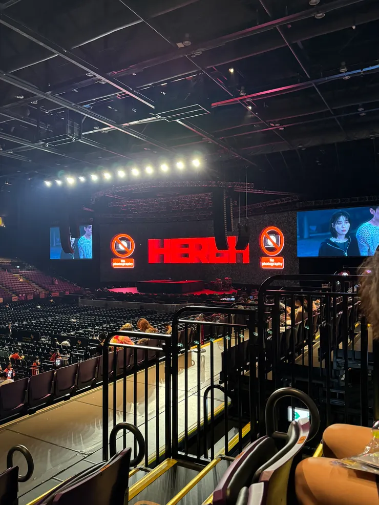 從Block 13 (2F)看過去的視角，大銀幕會被上方設備稍微擋住。