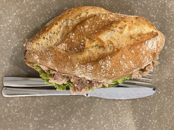 早餐三明治的麵包口感外酥內軟，是我們在安達魯西亞吃到口感最好的麵包。