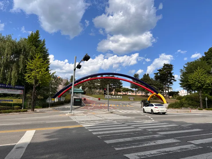 附屬中學門口，宿舍需要進入後再往右上方走