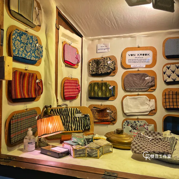 各式各樣材質的熱水袋們，攤主也熱情請你試抱 。