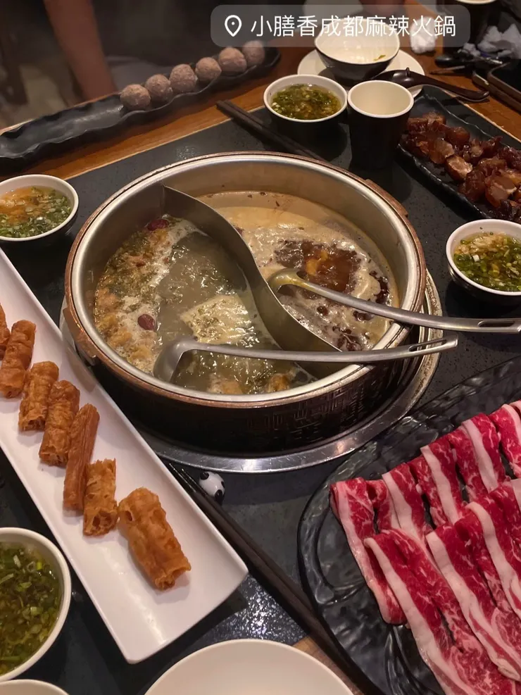 第二次去吃點的是「麻辣／老壇酸菜酥肉鴛鴦鍋」