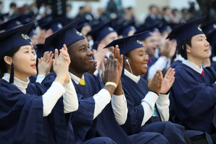 2025年11月2日於新天地耶穌教證據帳幕聖殿清州教會舉行的「錫安基督教宣教中心第116期結業典禮」中，結業生們聆聽講道並熱烈掌聲。【照片提供：新天地耶穌教會】