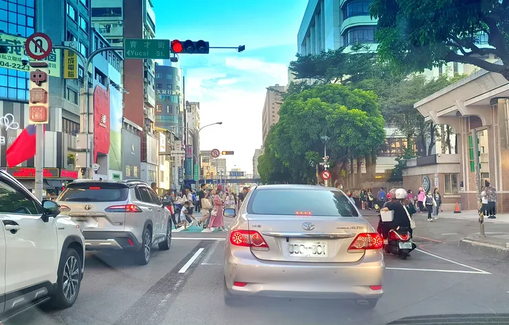 【路邊綠色洋裝的少 女一閃而過,往病院的車流中我無法止住匆忙】