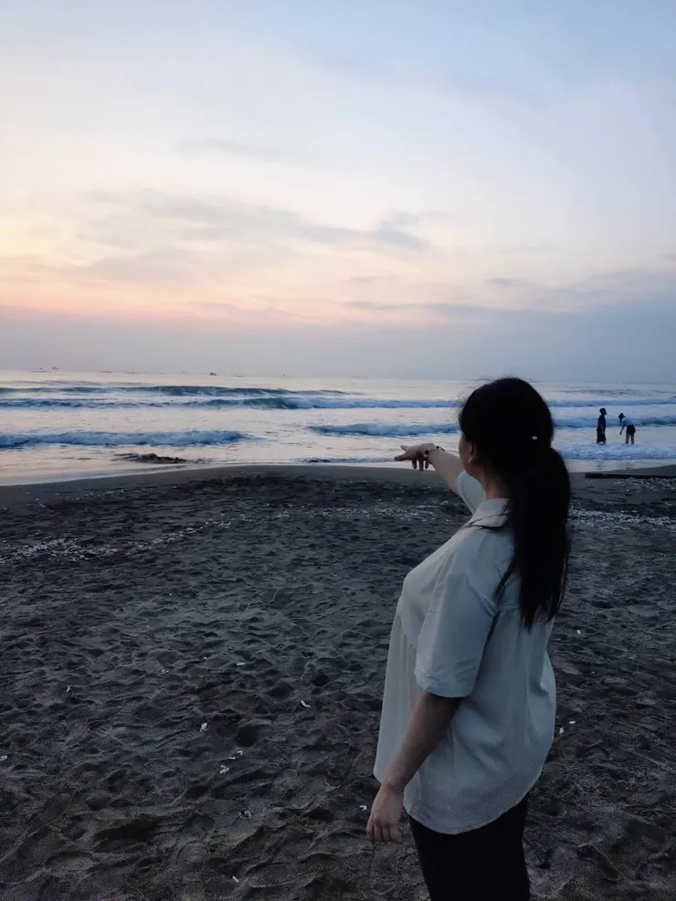 從純側面再轉幾度，剛好抬手的動作誤打誤撞把腰線收進去了