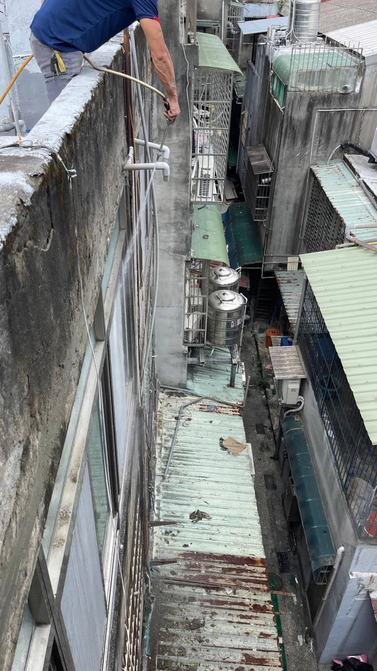 使用高壓水槍清洗牆面