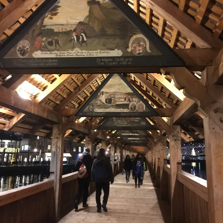 卡貝爾橋墩上看著一幅幅十七世紀的圖騰畫作，似乎有種穿越古今的錯覺