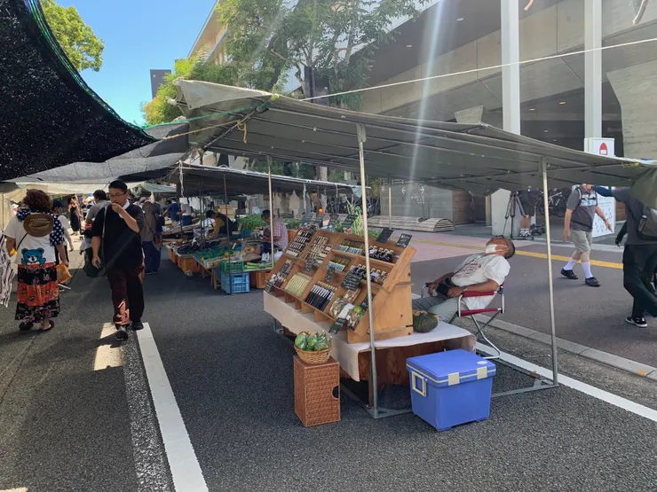 擺攤阿伯睡到翻,無論在哪個國家、擺攤賺錢都一樣辛苦。