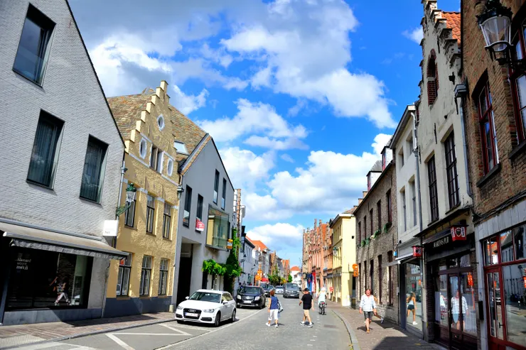 【陽光下市街充滿幾何形狀與色彩 別問任一小巷的名只管往裡面踩】