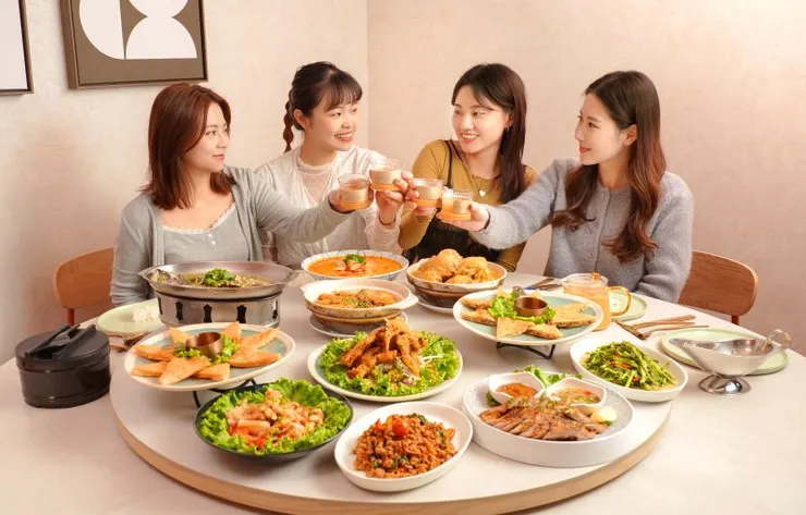 ▲瓦城泰統集團響應普發一萬元政策與年末歡聚熱潮，旗下六大品牌推出尾牙春酒派對專案。