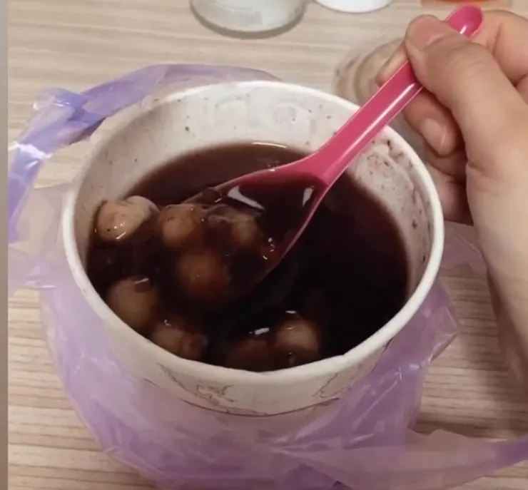 拍照紀念Boss買湯圓給我😋雖然照片看起來不太好吃⋯⋯