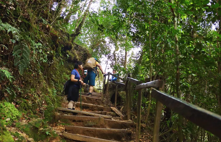 ▲路上遇見一位東馬來的山友，自己一個人來爬神山。
