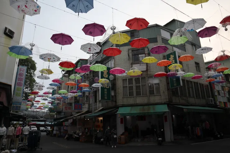 後驛商圈十字路口上的雨傘裝置藝術