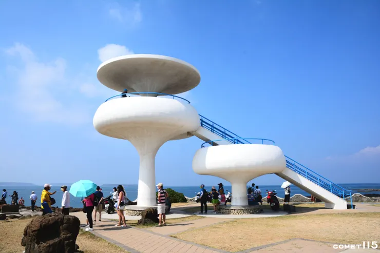 像是飛碟一樣的白色觀景台