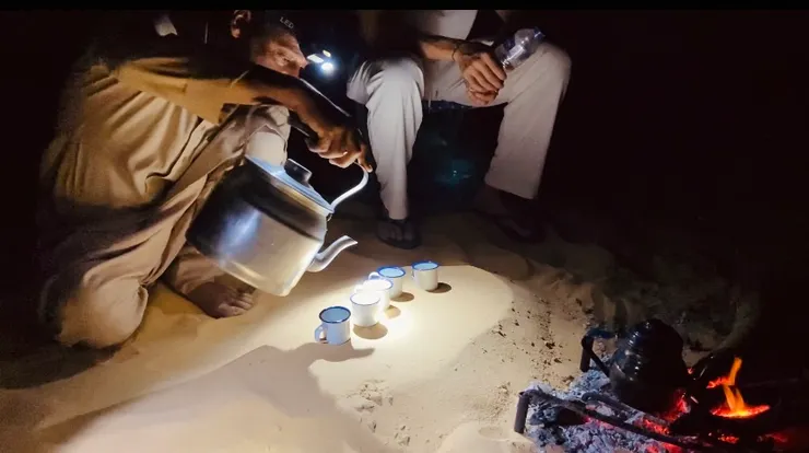 「茶杯只有五個，你們先喝」  -  Bakr很貼心，知道外國人喝不了他們"正常甜度"的熱茶，會詢問要加多少糖 