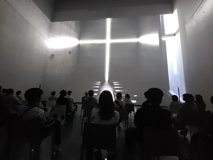 雖然光之教堂目前不對外開放，但坐在展場看影片，仍能感受到十字架光影的變化