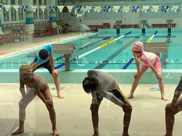 游泳，除了涼快消暑外，暖身操裡的伸展、開合跳，對成長期孩子的身高也有很大幫助！