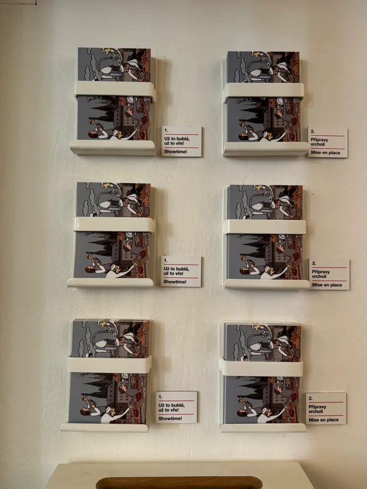 牆上有可愛的明信片