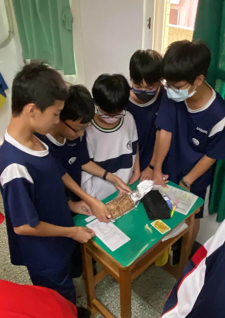 這邊則是七嘴八舌，後來就從小片的開始分食，最後留了一大堆，才敢「大肆」享用其他部位😅😅