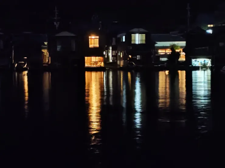 港邊的舟屋倒影