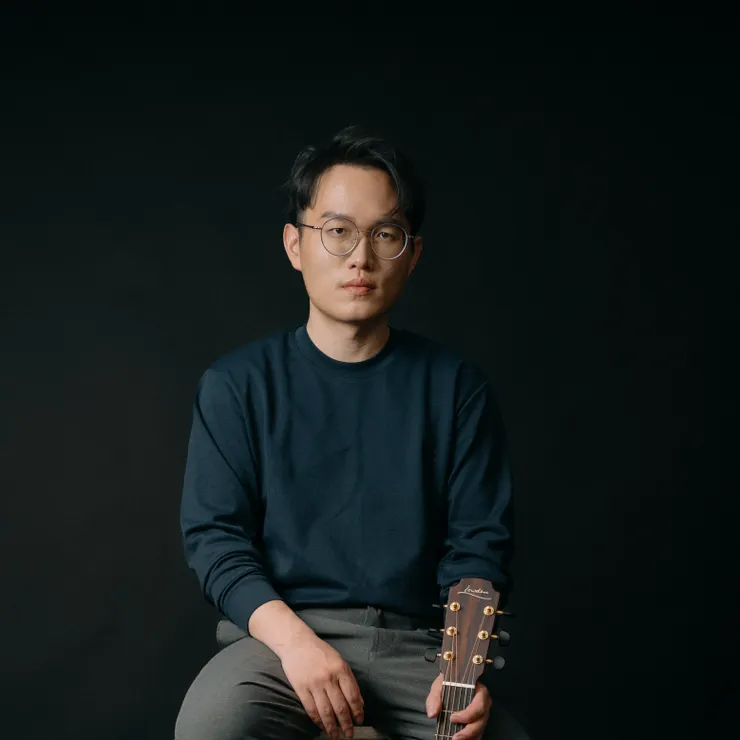 新生代吉他創作暨演奏家李軍，以首支演奏單曲〈居住正義〉正式踏入音樂圈視野，以六弦筆觸描繪世代心聲。 （圖／風潮音樂　提供）