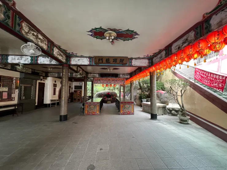 上面的燈很有戲（是一隻蝙蝠造型）