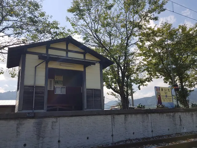 2023年的舞田站月台及站名標牌