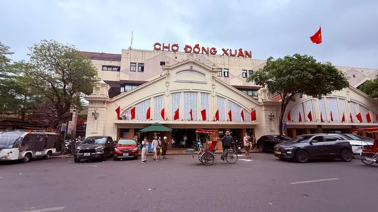  同春市場由法國殖民政府於1889年興建，1994年經歷火災後重修。