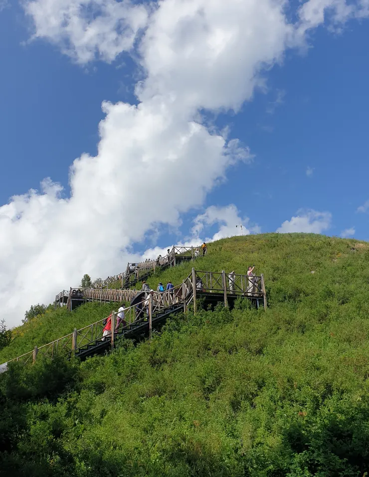 旅拍一小時後，換下衣服走步道前往禾木觀景台
