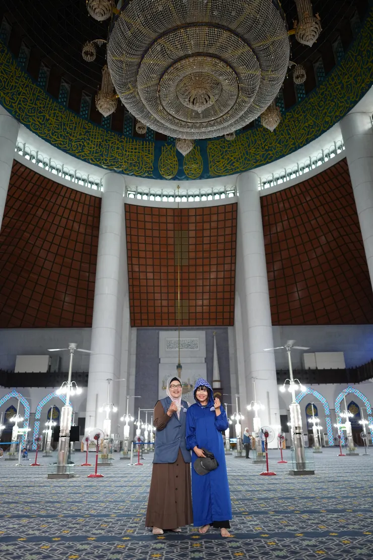 進入教堂需要穿著藍色外衣，女性需將頭髮扎入衣內，以表示尊重。