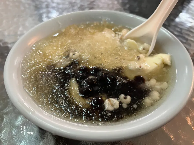炎炎夏日一碗冰的綜合豆花入口,大大消暑